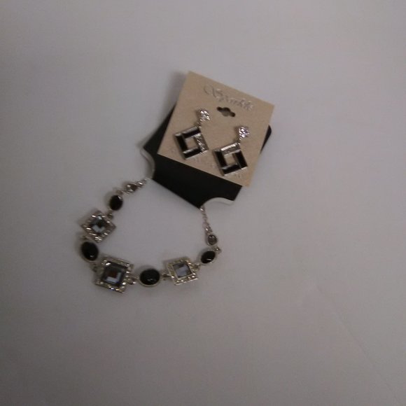 2- Piece Bracelet and Earring set Color Silver and Black - Picture 6 of 7